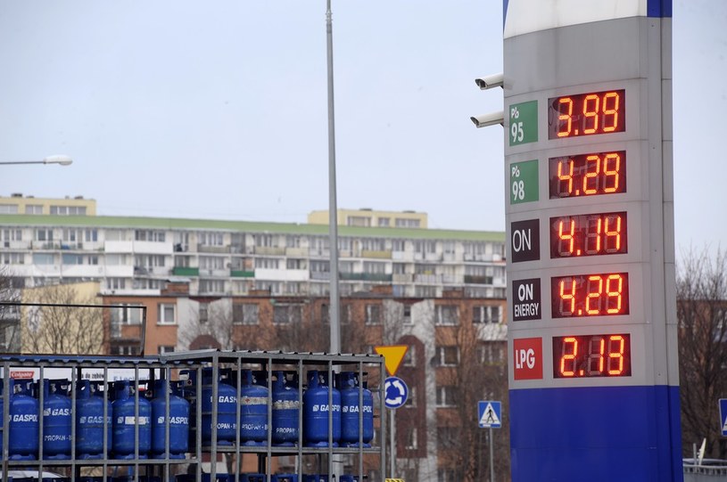 Cena ropy się zmniejsza, ale takich cen na stacjach już raczej nie zobaczymy /Wojciech Stróżyk /Reporter