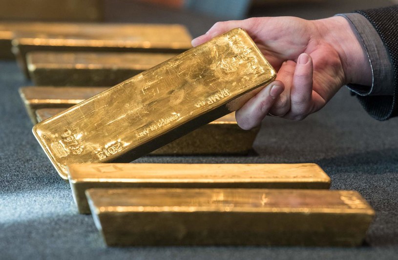 Cena uncja złota przed weekendem spadła do 1818 dolarów /AFP