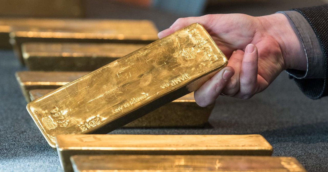 Cena uncja złota przed weekendem spadła do 1818 dolarów /AFP