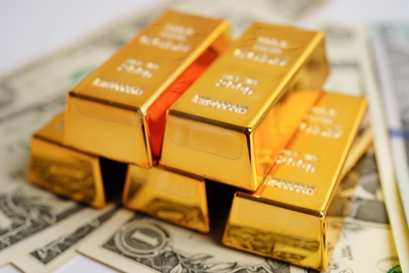 Cena uncji złota w kontraktach terminowych znów ruszyła w stronę 2000 dolarów /123RF/PICSEL