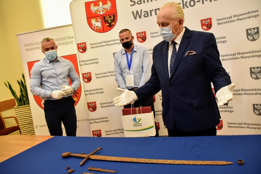 Cenne artefakty zostały przekazane marszałkowi Gustawowi Markowi Brzezinowi i trafią do zbiorów Muzeum Bitwy pod Grunwaldem /Urząd Marszałkowski Województwa Warmińsko-Mazurskiego /