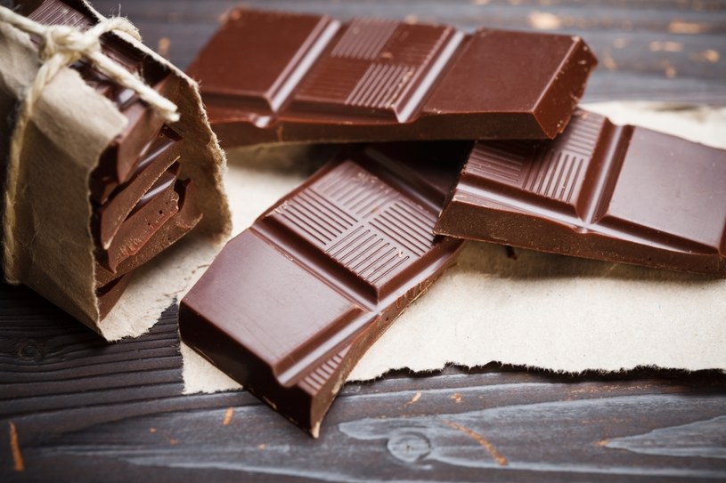 Cenne flawonoidy występują też w gorzkiej czekoladzie. Co dnia zjadaj 2–3 małe kawałki /123RF/PICSEL