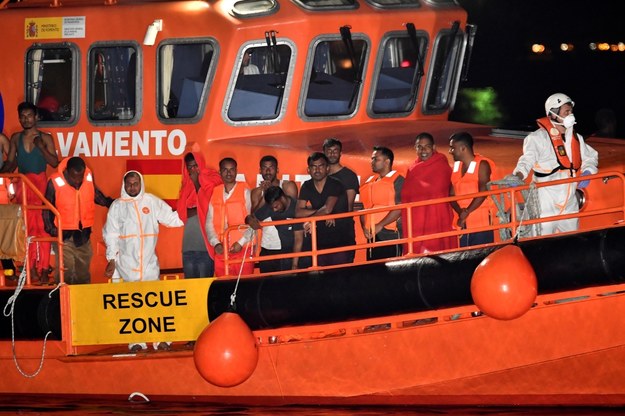 Centra kontroli migrantów mają zapobiegać sytuacjom,  w których statki z migrantami oczekują przez wiele dni na przyjęcie w europejskich portach /CARLOS BARBA /PAP/EPA