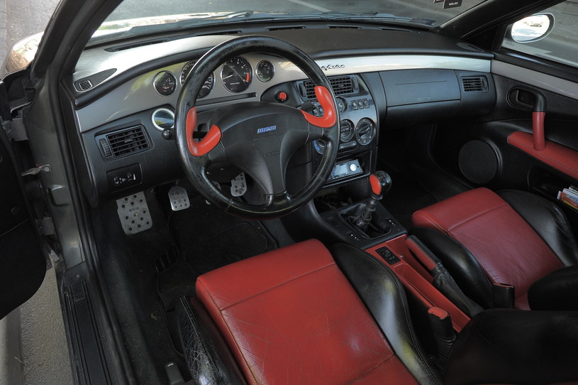 Centralna część tablicy przyrządów ma kolor nadwozia. Za sprawą stylizacji Coupe nazywano „małym Ferrari”. /Motor