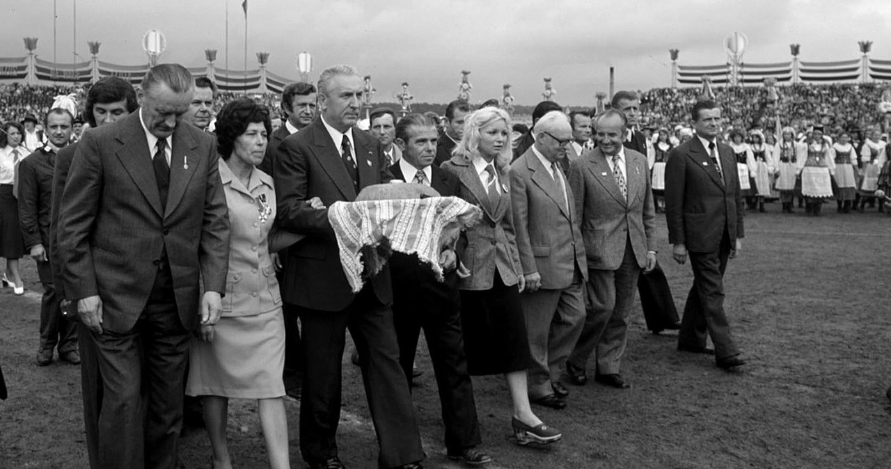 Centralne Dożynki na stadionie Klubu Sportowego Gwardia w Koszalinie, 1975. N/z Edward Gierek i Piotr Jaroszewicz /Chris Niedenthal /Agencja FORUM