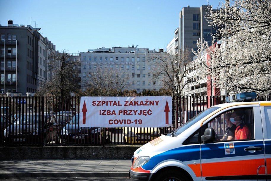 Centralny Szpital Kliniczny MSWiA. Baner z napisem Szpital Zakaźny Izba Przyjęć Covid - 19 / 	Leszek Szymański    /PAP