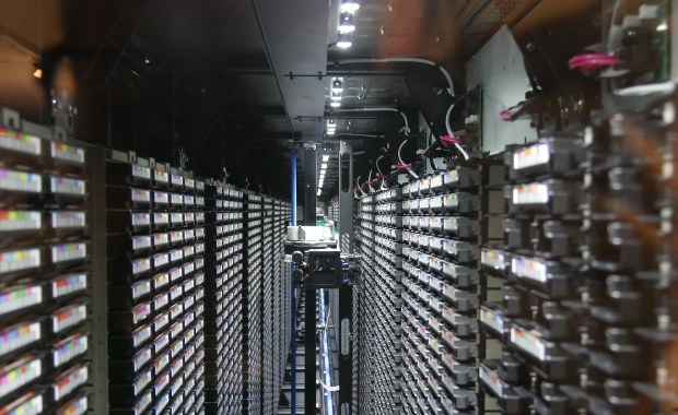 Centrum komputerowe CERN. Dane zostają tam już na zawsze. Na taśmach