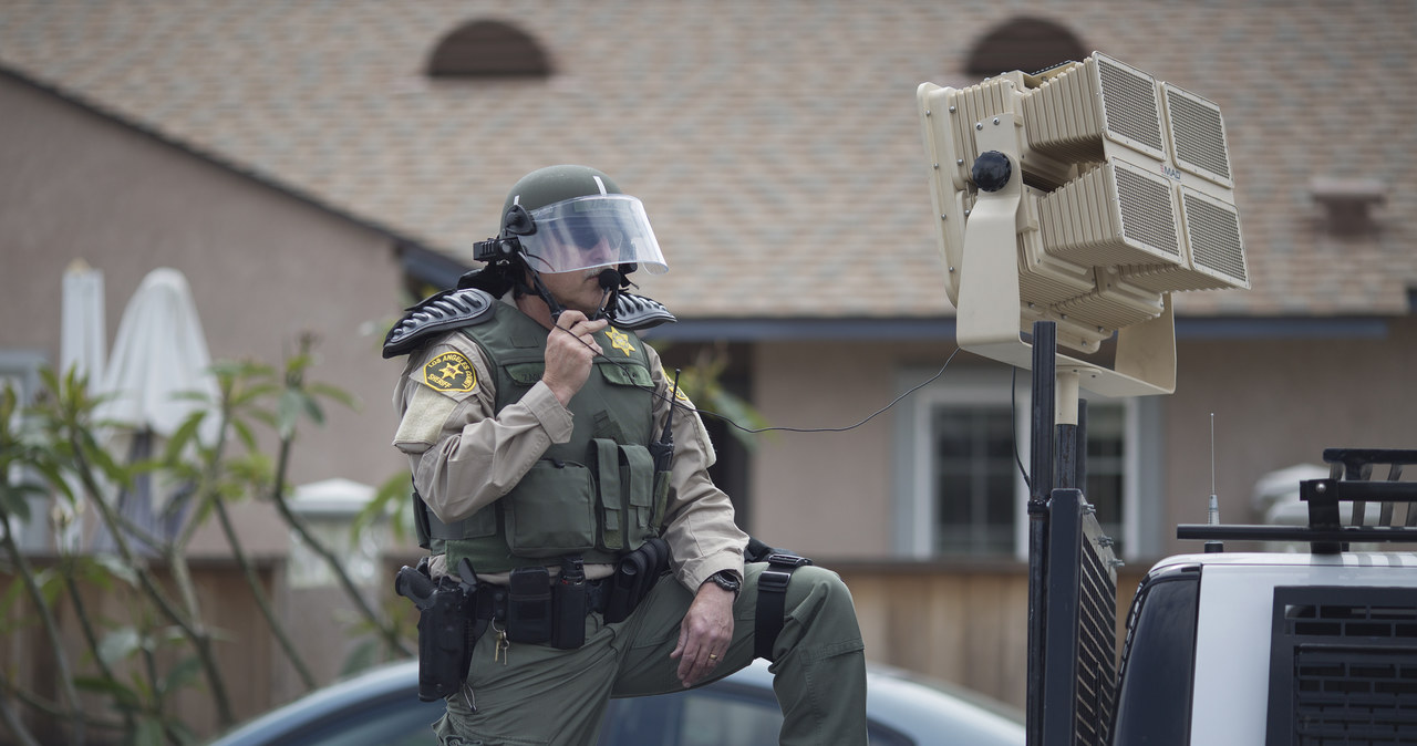 Centrum Konferencyjne Anaheim, rok 2016, wiec wyborczy Donalda Trumpa - policja ma przygotowaną Long Range Acoustic Device na wypadek zamieszek /AFP