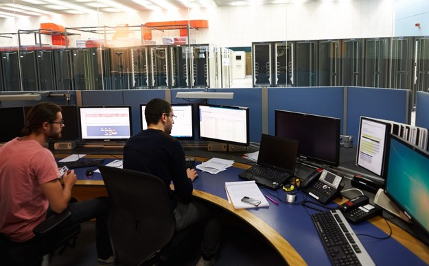 Centrum kontroli serwerów centrum komputerowego Europejskiej Organizacji Badań Jądrowych CERN, gdzie przechowuje się dane z eksperymentów przeprowadzanych w LHC /Adam Warżawa /PAP