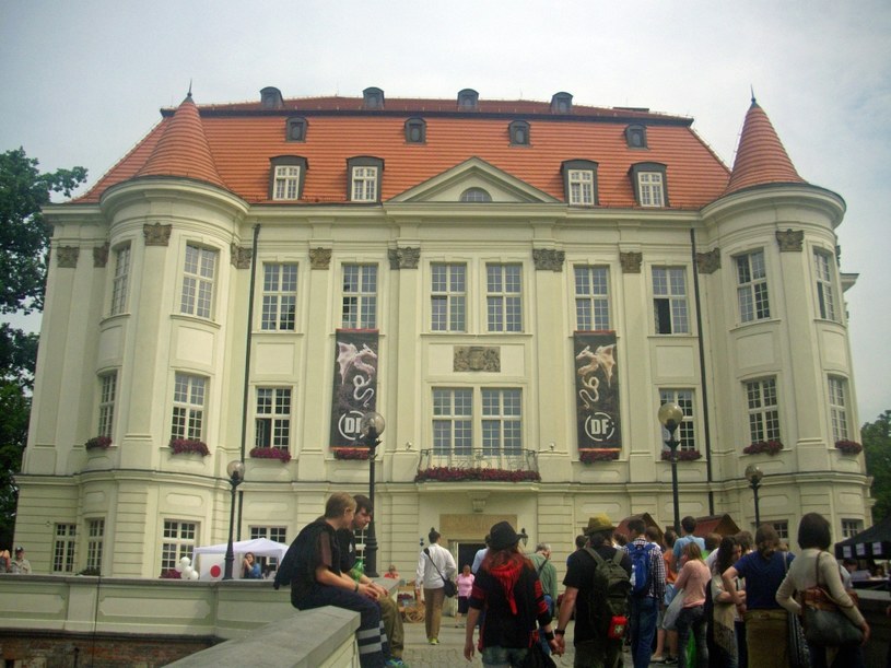 Centrum Kultury "Zamek" (Wrocław - Leśnica). W tym zabytkowym, barokowym zamku oprócz Dni Fantastyki odbywają się inne wydarzenia kulturalne: Wrocławski Festiwal Dobrego Piwa, Jarmark Jadwiżański, Noc Świętojańska. /swiatseriali.pl