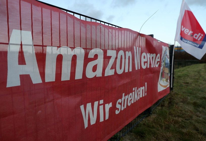 Centrum logistyczne Amazona w Werne (Niemcy). Na banerze napis: Strajkujemy. /PAP/EPA
