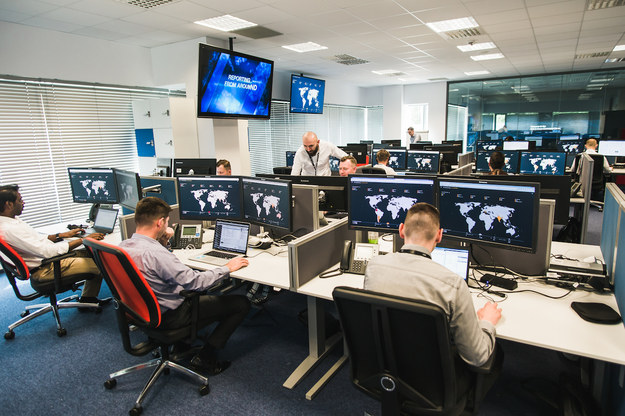 Centrum Operacyjne Bezpieczeństwa i serce europejskiego centrum IBM X-Force Command Center w Polsce. Pomarańczowy kolor na mapie na ekranie komputera oznacza miejsce, z którego przeprowadzono atak hakerski. /Mat. prasowe /RMF FM