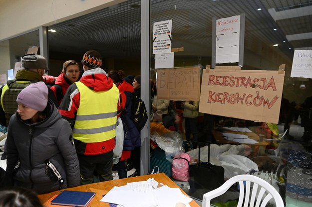 Centrum pomocy charytatywnej dla uchodźców z Ukrainy w byłym centrum handlowym w Przemyślu /Darek Delmanowicz /PAP