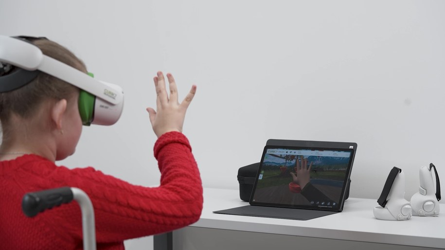 Centrum wyposażone jest też m.in. w nowoczesny system rehabilitacji. Pozwala on na wykonywanie ćwiczeń kończyn i tułowia z zastosowaniem wirtualnej rzeczywistości (przy użyciu m.in. okularów VR) /Materiały prasowe
