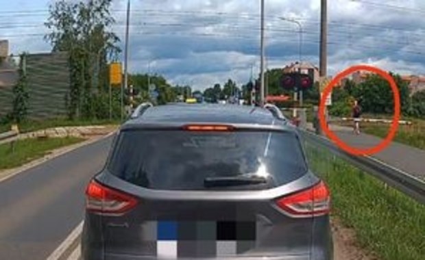 Centymetry dzieliły go od tragedii. Przechodził przez tory w słuchawkach NAGRANIE