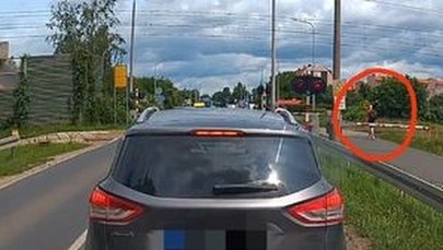 Centymetry dzieliły go od tragedii. Przechodził przez tory w słuchawkach NAGRANIE