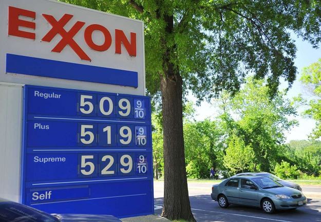 Ceny amerykańskiej ropy spadną w rok do poniżej 90 dol. za baryłkę. Za tym pójdą ceny na stacjach? /AFP