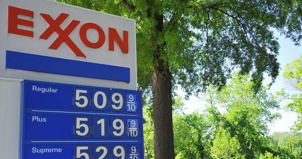 Ceny amerykańskiej ropy spadną w rok do poniżej 90 dol. za baryłkę. Za tym pójdą ceny na stacjach? /AFP