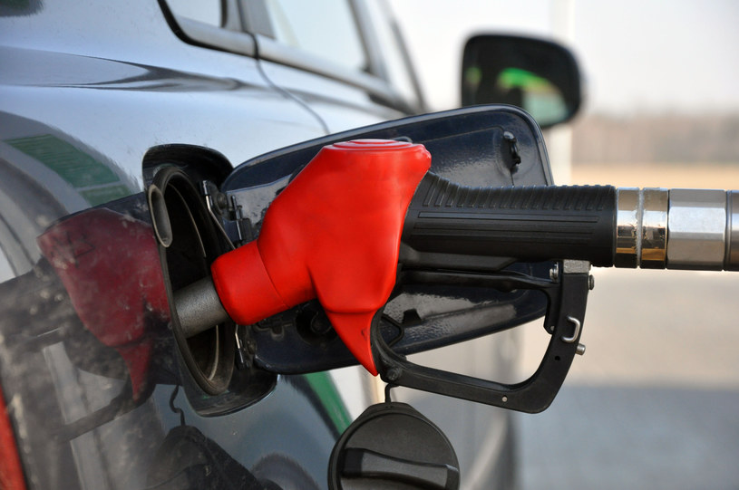 Ceny benzyny 98-oktanowej w hurcie wyraźnie się obniżały w stosunku do poziomów cen z ostatniego weekendu /123RF/PICSEL