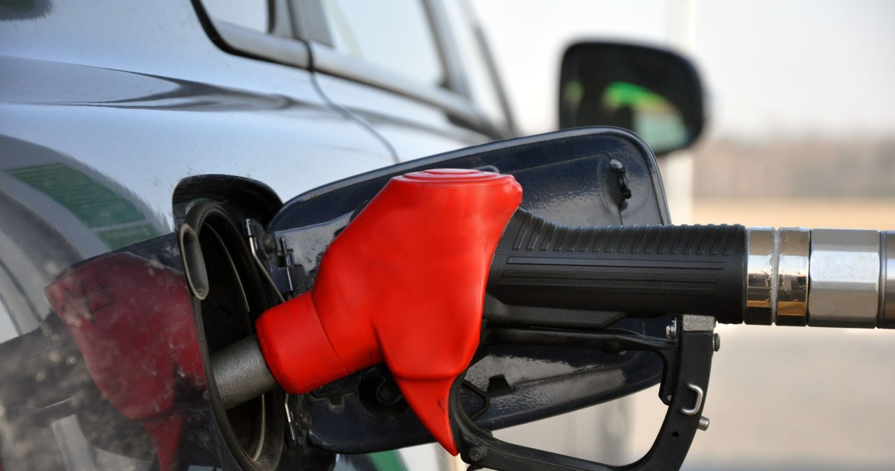Ceny benzyny 98-oktanowej w hurcie wyraźnie się obniżały w stosunku do poziomów cen z ostatniego weekendu /123RF/PICSEL