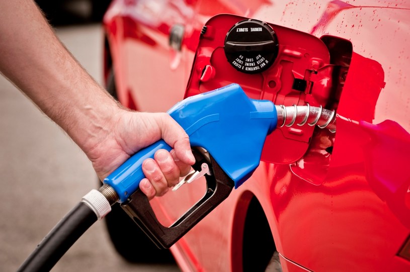 Ceny benzyny na stacjach powinny spaść poniżej 5 zł /123RF/PICSEL