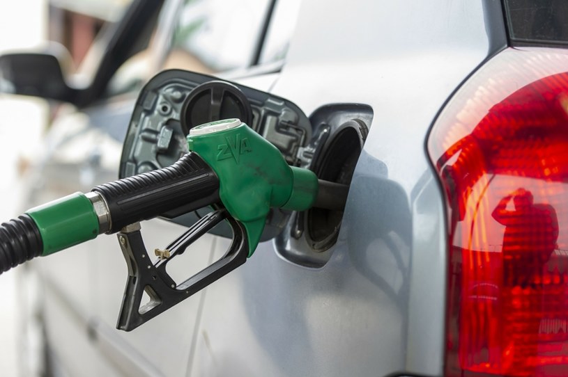Ceny benzyny nieco się obniżają, ale olej napędowy pozostaje drogi /Stanisław Bielski /Reporter