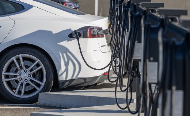 Ceny benzyny poszybowały w górę, więc Holendrzy zaczęli masowo kupować elektryki