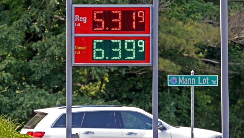 Ceny benzyny w wielu stanach wyraźnie przekraczają już 5 dolarów za galon /Getty Images