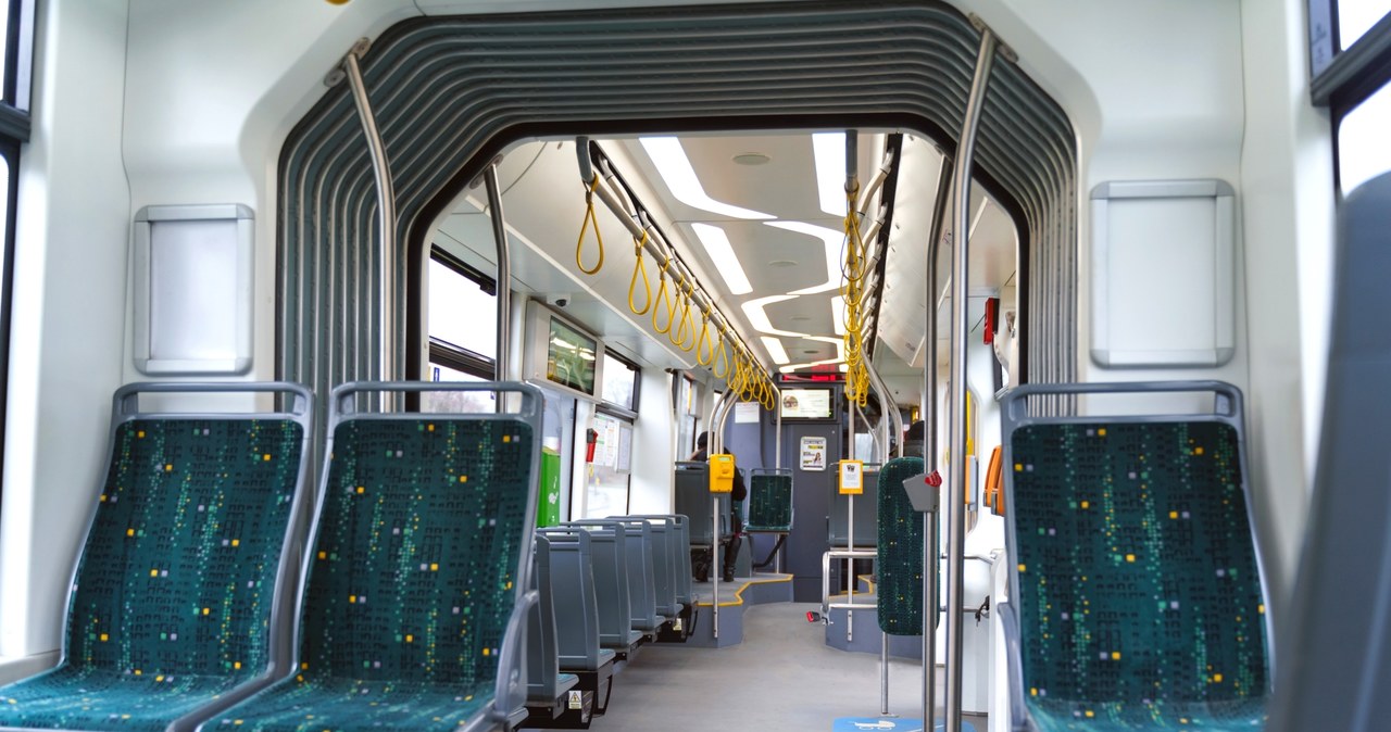 Ceny biletów w górę od 1 września. Na zdjęciu wnętrze poznańskiego tramwaju. /dzmitryskazau /123RF/PICSEL