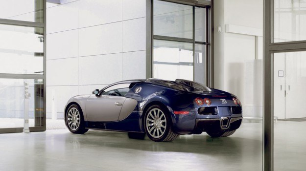 Ceny Bugatti Veyrona wahają się od około 1,7 do 1,9 mln euro. /Bugatti