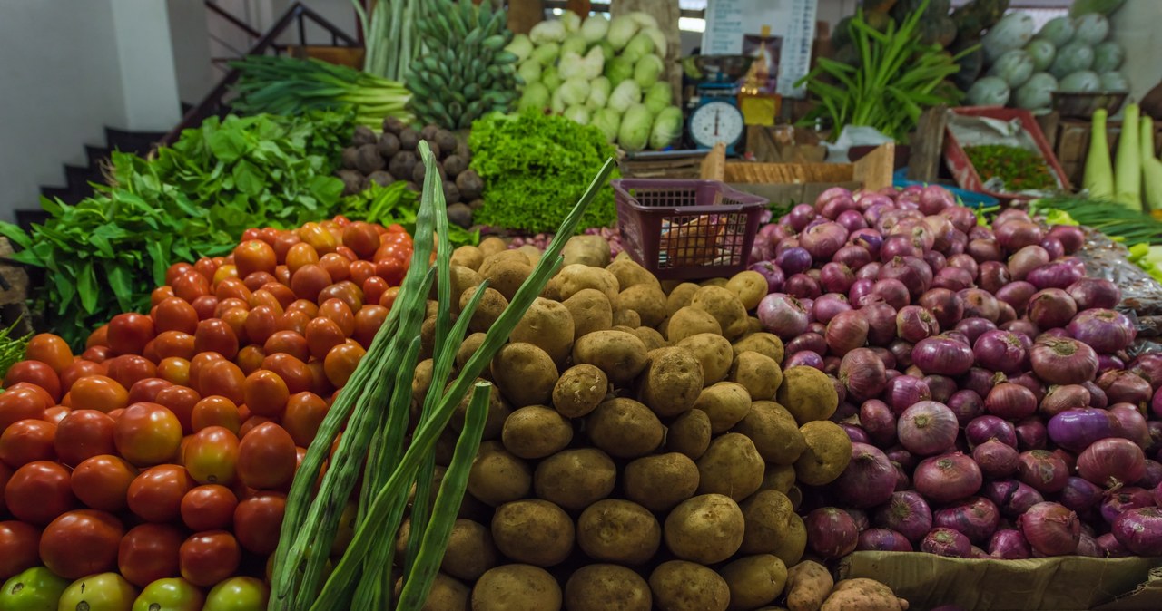 Ceny cebuli w sklepach sięgają nawet 8 zł za kg /123RF/PICSEL