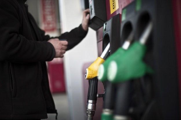 Ceny diesla dogonią ceny benzyny /AFP