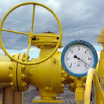 Ceny gazu na giełdzie spadają - Gazprom tłoczy paliwo do magazynów w Niemczech 