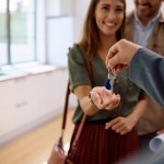 Ceny mieszkań mogą spaść do wiosny 2026 roku. Eksperci prognozują też odbicie