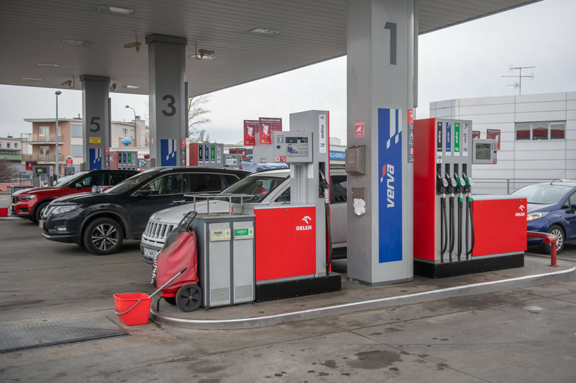 Ceny na stacjach paliw spadają - to reakcja na obniżające się ceny ropy na światowych rynkach /Lukasz Gdak /East News