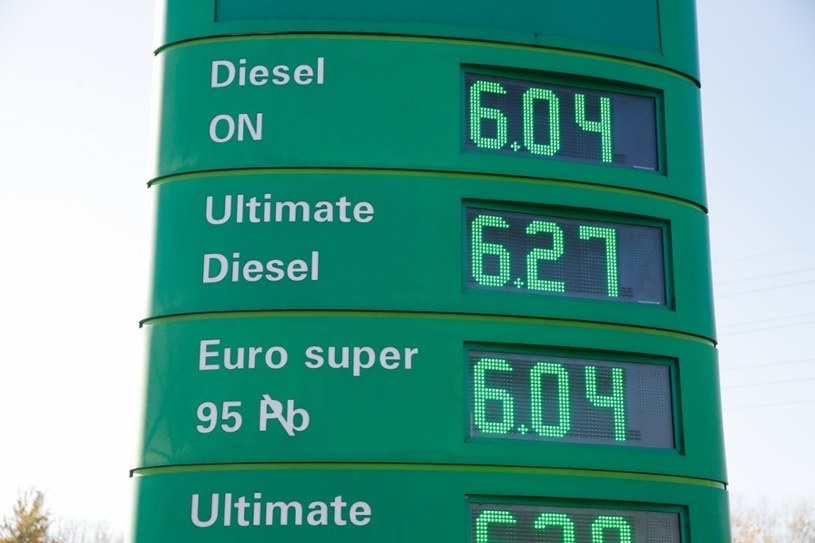 Ceny paliw już spadły, ale prawdziwe obniżki mają dopiero nadejść /Tomasz Kawka /East News
