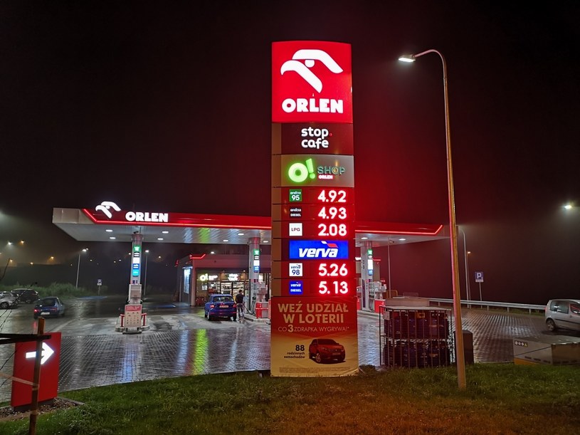 Ceny paliw mają się nie zmienić. Tylko dlaczego kierowcy mają płacić na kolej? /Getty Images