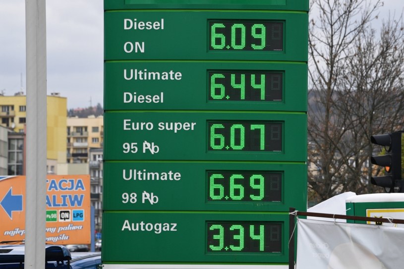 Ceny paliw na jednej z przemyskich stacji benzynowych /PAP