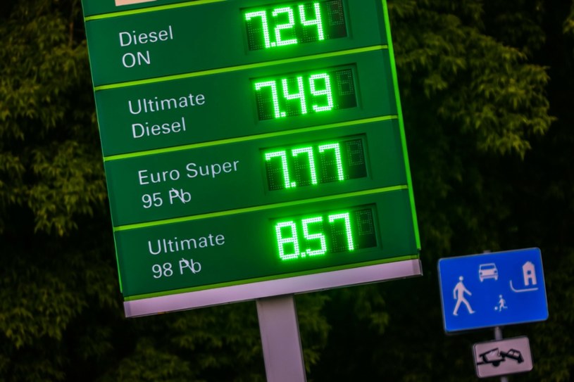 Ceny paliw na jednej z warszawskich stacji 1 czerwca /Adam Burakowski /Reporter