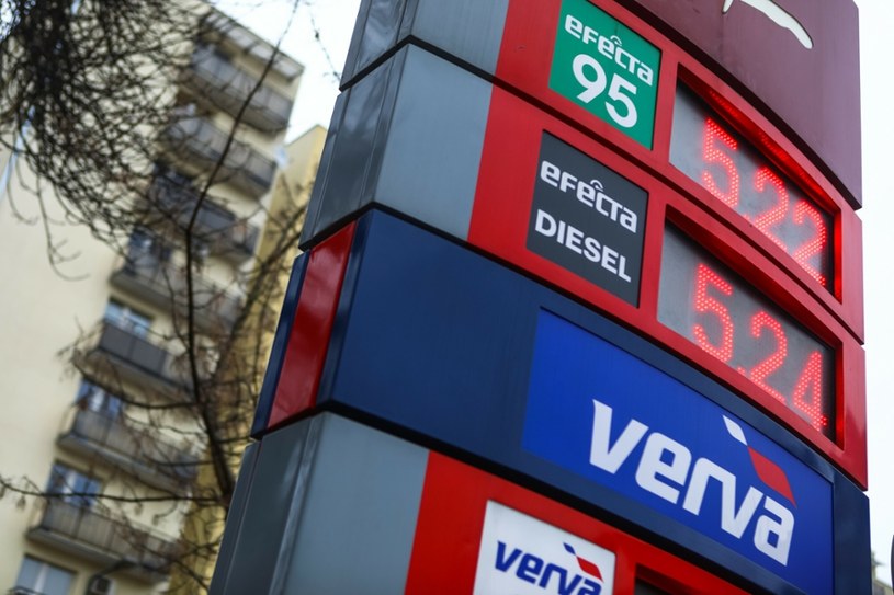 Ceny paliw na stacjach na początku lutego 2022 potaniały o 66-65 groszy na litrze w przypadku benzyny i oleju napędowego /Adam Burakowski/REPORTER /East News