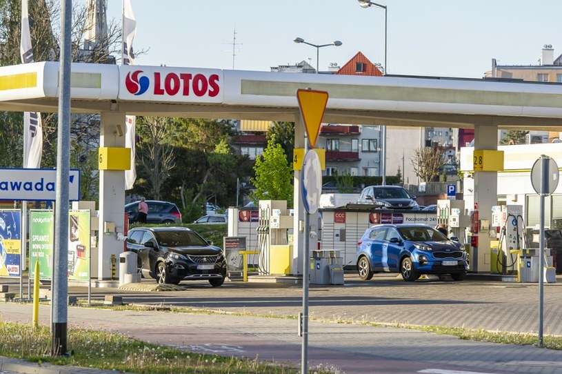 Ceny paliw na stacjach w końcu wyraźnie spadną /Stanisław Bielski /Reporter