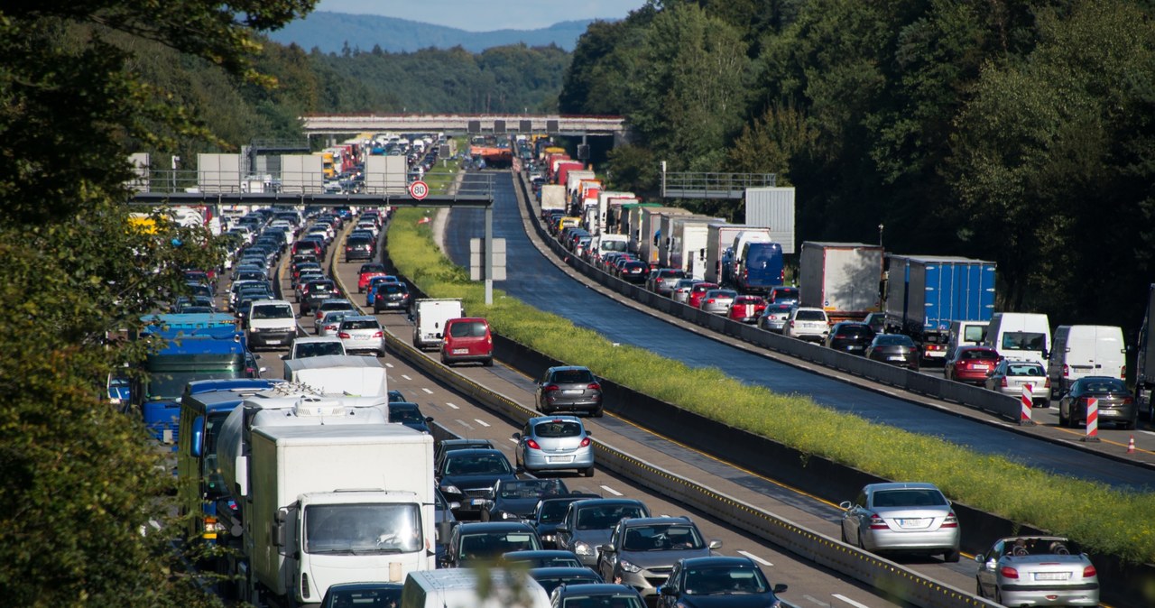 Ceny paliw nawet o 1 zł wyższe na autostradach /123RF/PICSEL