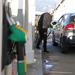 Ceny paliw. Obniżki cen hurtowych i rabaty na tankowanie