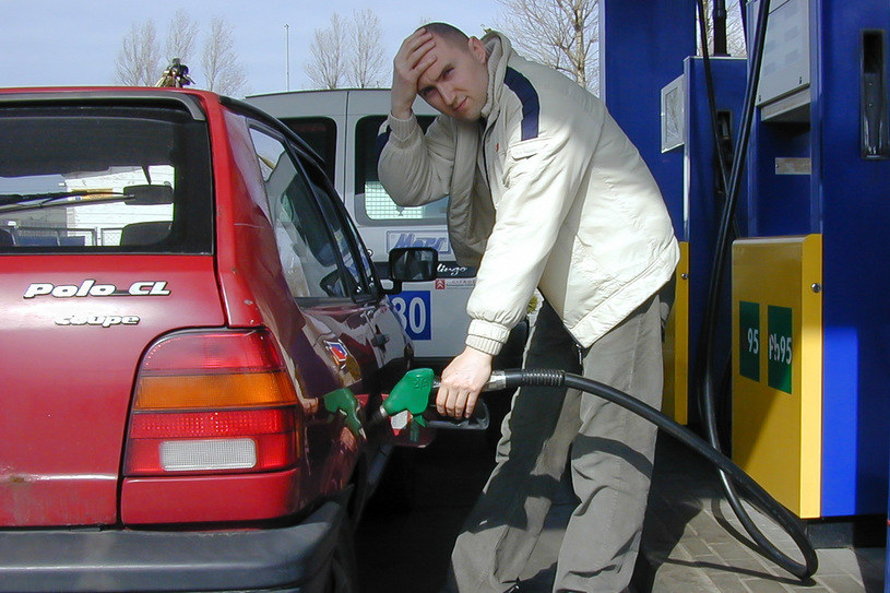 Ceny paliw powoli, ale sukcesywnie, idą w górę /Marcin Kamiński /East News