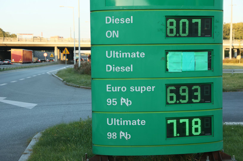 Ceny paliw pozostają bardzo wysokie, ale są sposoby, żeby płacić mniej za paliwo /Wojciech Olkuśnik /East News