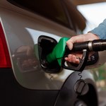 Ceny paliw spadają. Analitycy wskazują, w których regionach Polski opłaca się tankować