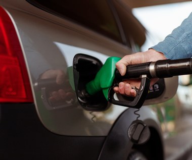 Ceny paliw spadają. Analitycy wskazują, w których regionach Polski opłaca się tankować