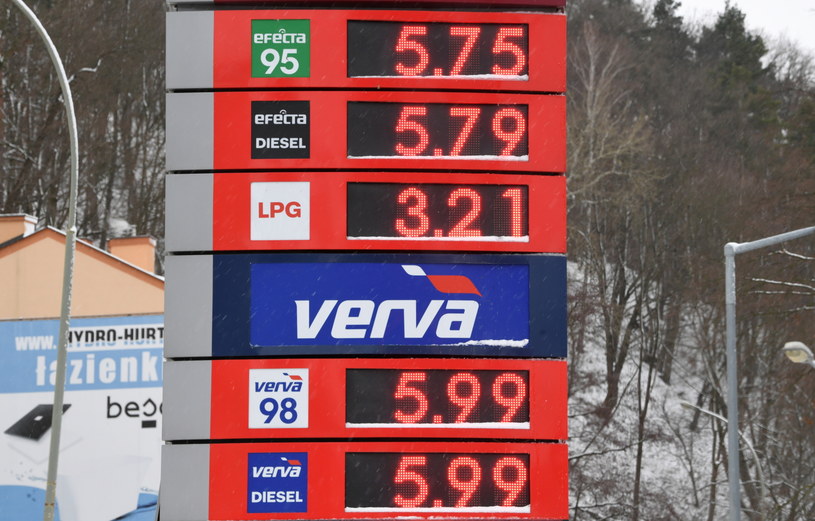Ceny paliw spadły, ale wciąż pozostają bardzo wysokie /	Darek Delmanowicz   /PAP