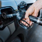 Ceny paliw: Sprzedawcy wstrzymują obniżki. Czekają na 1 stycznia 