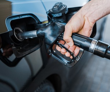 Ceny paliw: Sprzedawcy wstrzymują obniżki. Czekają na 1 stycznia 